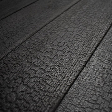 Närbild på trä behandlat med Shou Sugi Ban